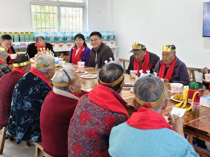 孝昌小悟：“情暖重阳”集体祝寿，弘扬敬老爱老美德.docx