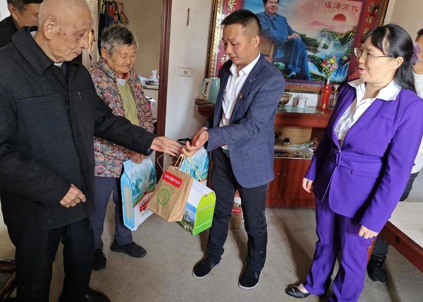 孝昌小悟：“情暖重阳”集体祝寿，弘扬敬老爱老美德.docx